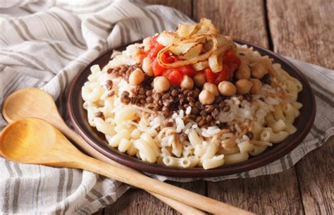  Koshari! Mısır, Makarna ve Mercimek Birleşimiyle Lezzet Şöleni!