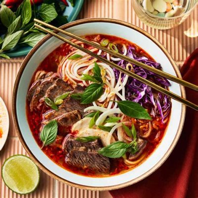  Bún Bò Huế: Bir Şık Et Çorbası ve Keskin Baharatların Harmoniği!