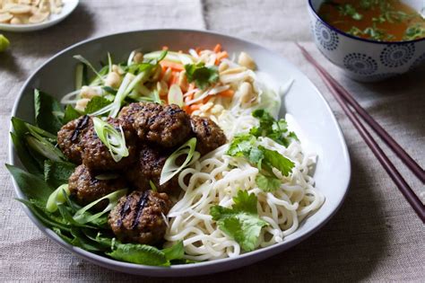  Bún Chả: Yeni Başlayanlar İçin Bir Vietnam Lezzeti Macerası mı?