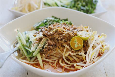  Laksa Johor! Sıkı Bir Hindistan Lezzeti ile Acılı ve Ekşi Bir Deniz Mahsulleri Güzelliği Bir Araya Geldi