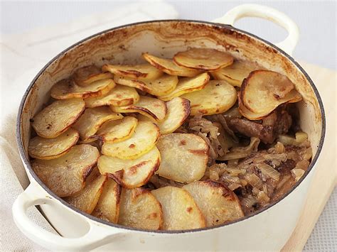  Lancashire Hotpot:  Bir Yemek Dehası mı, Yoksa Sıcacık Bir Kucaklaşma Mı?